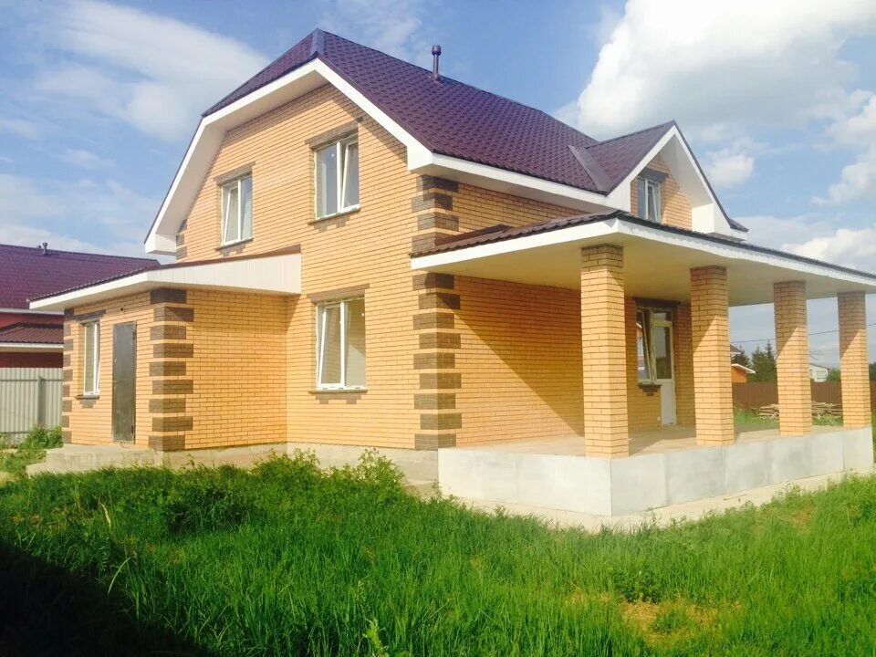 В каком магазине продается дом. Кирпичный дом в деревне. дом в деревне из кирпича. красивый кирпичный дом в деревне. деревенский кирпичный коттедж.