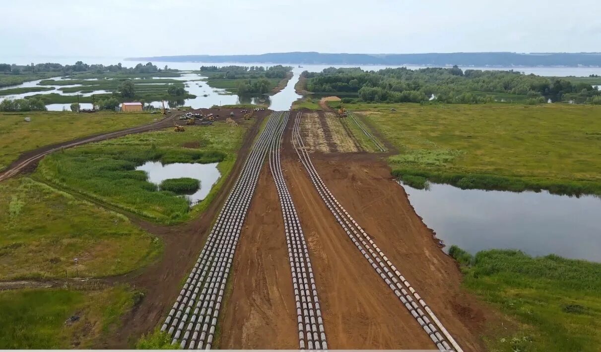 Дорога пересекает реку. Подводный переход. Газопровод через реку. Дюкер через реку. Магистральный трубопровод.