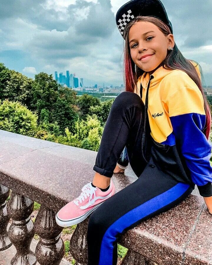 Популярный блоггер девочка