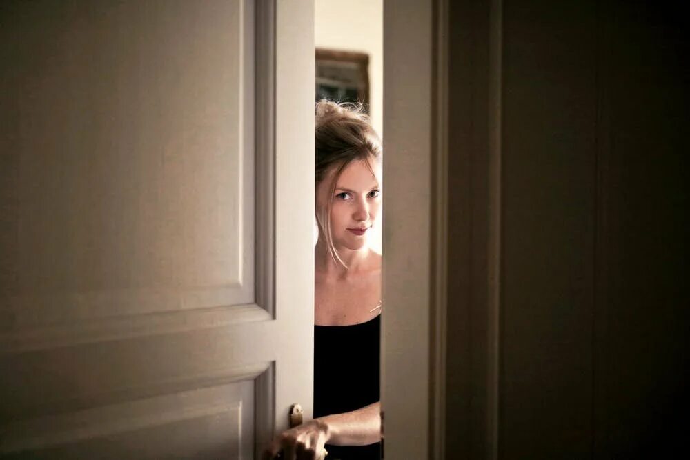 Девочка открывает дверь. Девушка открывает дверь. Девушка за дверью. Видео где девочка открывает дверь. Девочка открывает дверь.