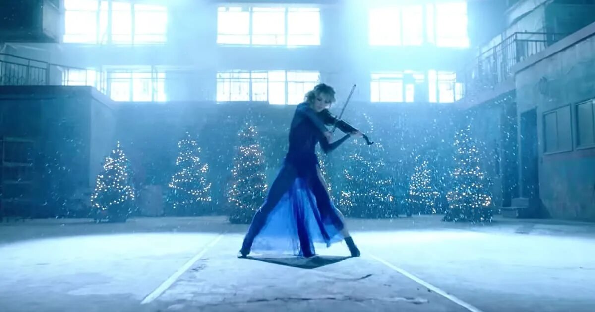 Violin dancing. Линдси Стирлинг Кэрол. Линдси Стирлинг 2022. Carol of the Bells Линдси Стирлинг. Lindsey Stirling - Snow Waltz (2022).