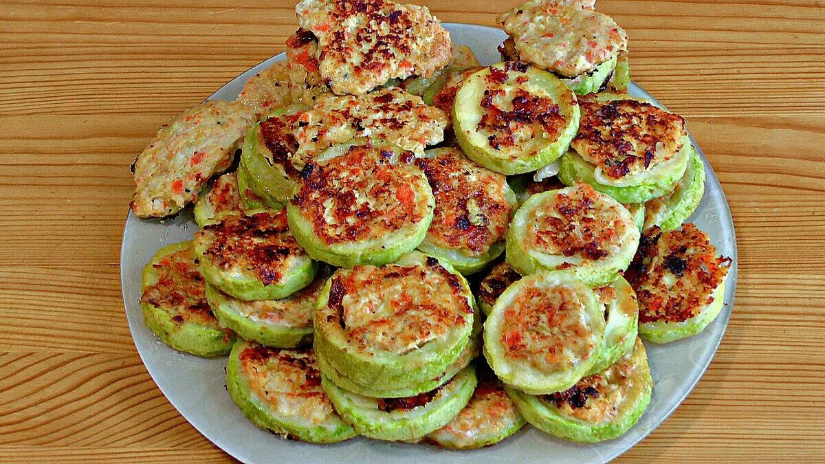 Цукини рецепты быстро и вкусно на сковороде. Фаршированные кабачки myasom. кабачки с фаршем на сковороде. жареные кабачки с фаршем. кабачки жареные на сковороде.