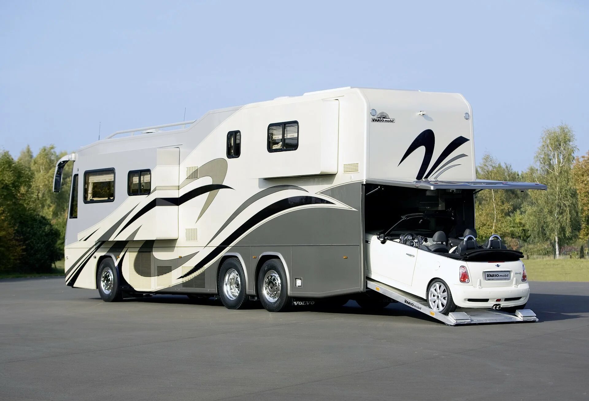 Airstream classics 2020 — культовый автодом. Большой автодом на колесах. Futuria автодом. Автодом airstream 2020. Самый большой трейлер.
