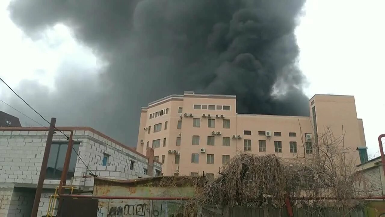 Кооператор дона ростов на дону пожар. Пожар на садовой в ростове. Дым пожар. Что горит в ростове на дону. Пожар ростов-на-дону сейчас.