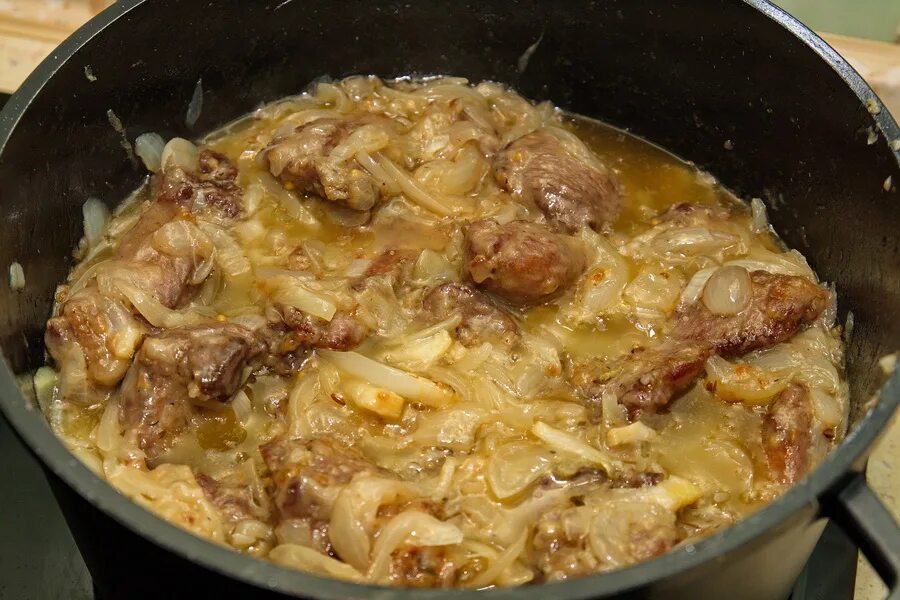 Свинина тушеная с луком и морковью. Тушеная курочка. Курица с луком. Ягненок по сербски. Томленая говядина.