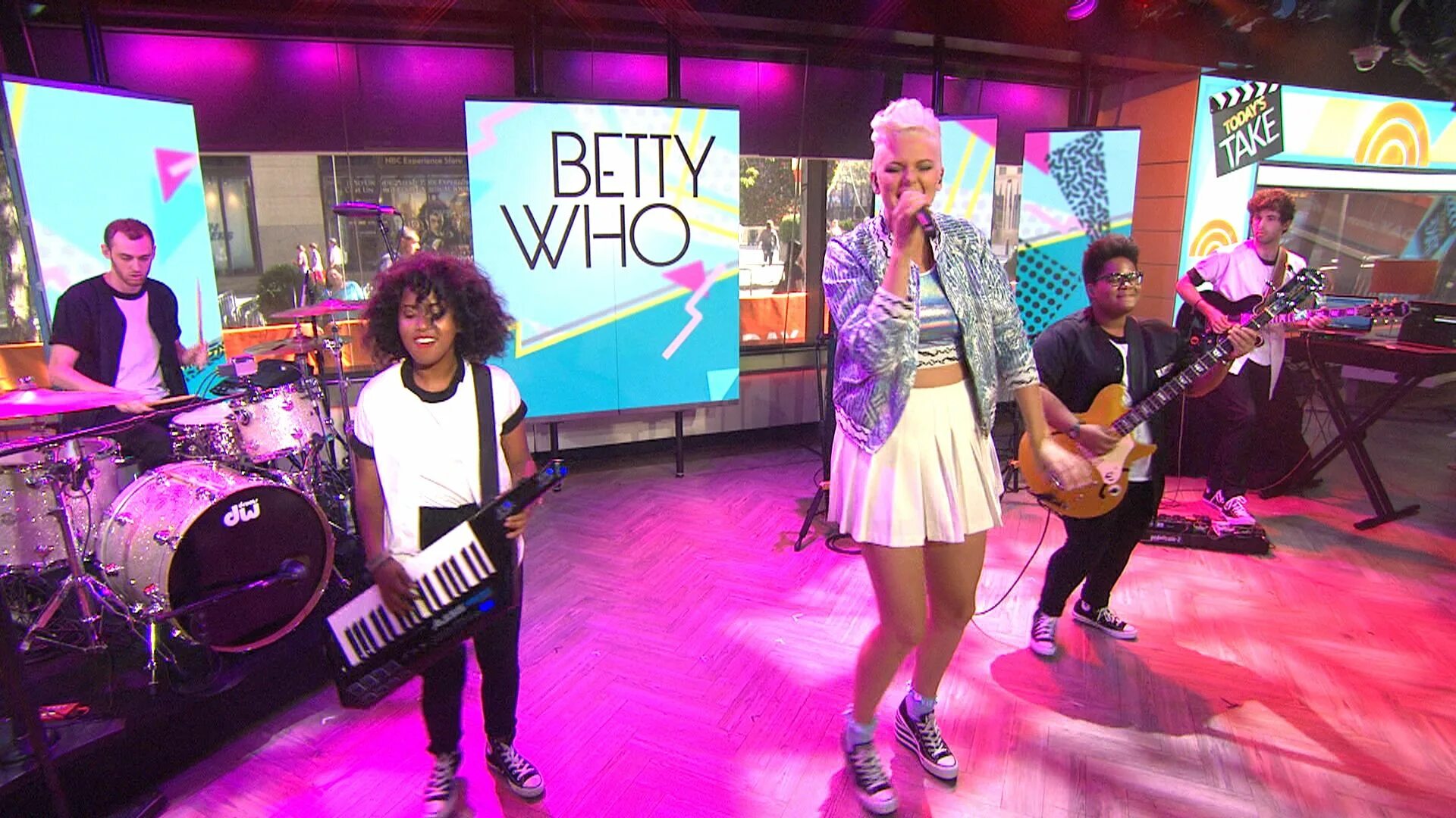 Интонация i am betty. Солистка группы гоу бетти гоу. Betty песня. Betty песня. Betty who.