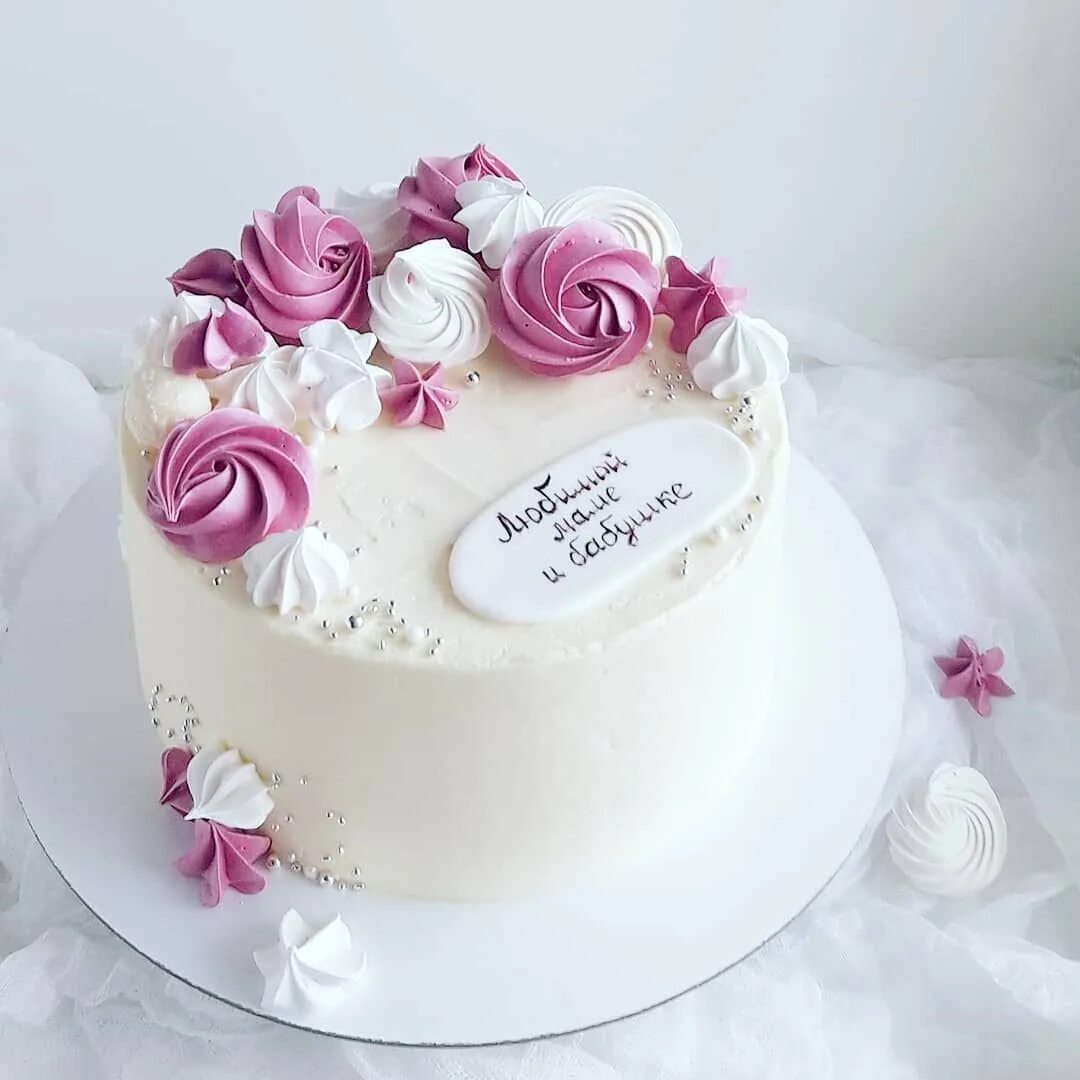 Торт на юбилей женщине без. Торт для мамы. Красивые торты на день рождения. Торт маме на день рождения. Нежный торт на день рождения.
