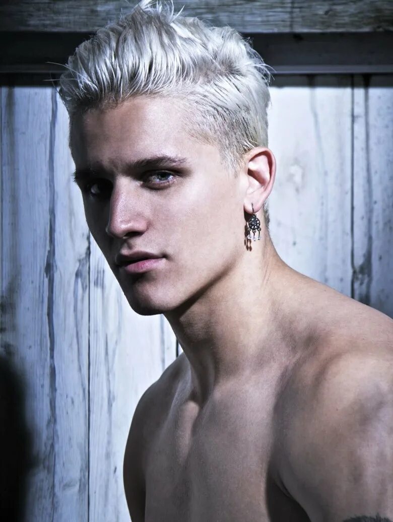 Блонд парень. Фрай гутьеррес платиновый блондин. undercut пепельный.