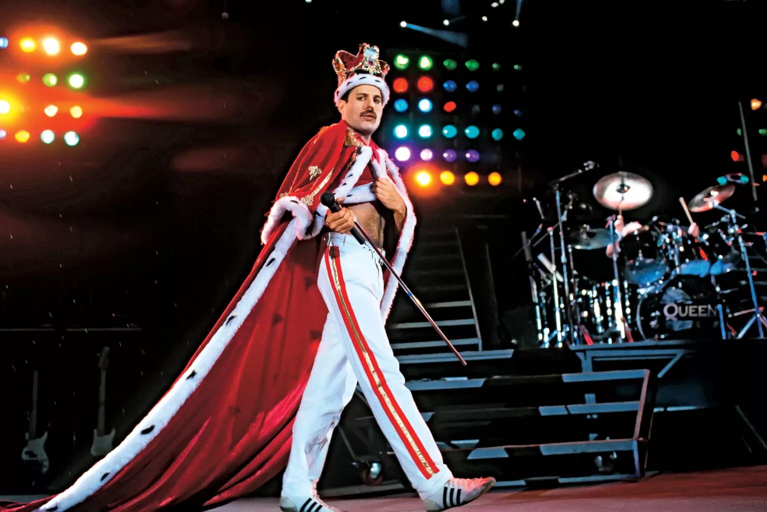 Выступление фредди. Freddie mercury. группа queen freddie mercury. фредди меркьюри в короне и мантии. queen фредди меркьюри в короне.