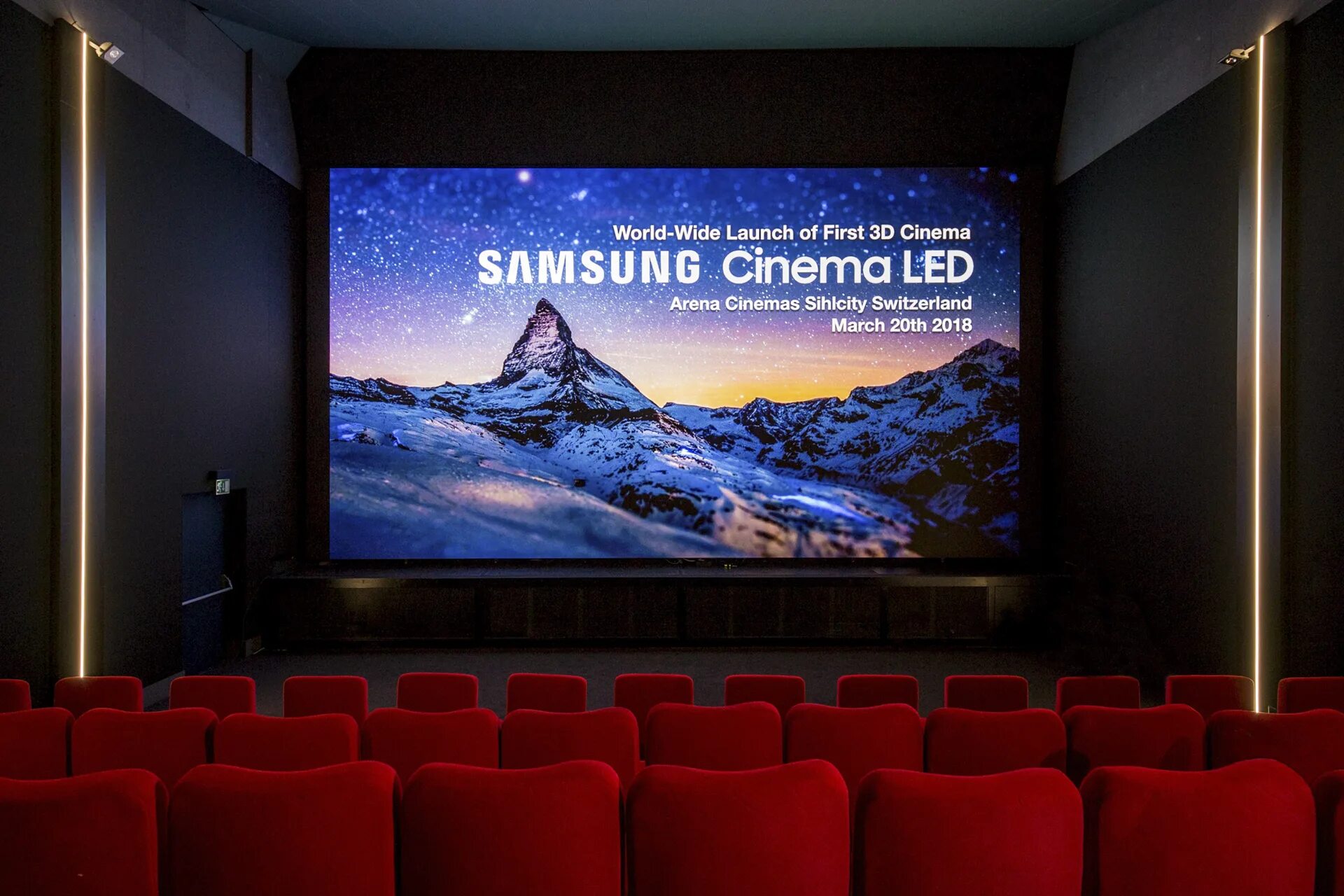 Вывести телевизора кинотеатр. Samsung led Cinema. Экран кинотеатра. Кинозал экран. Светодиодный экран в театре.