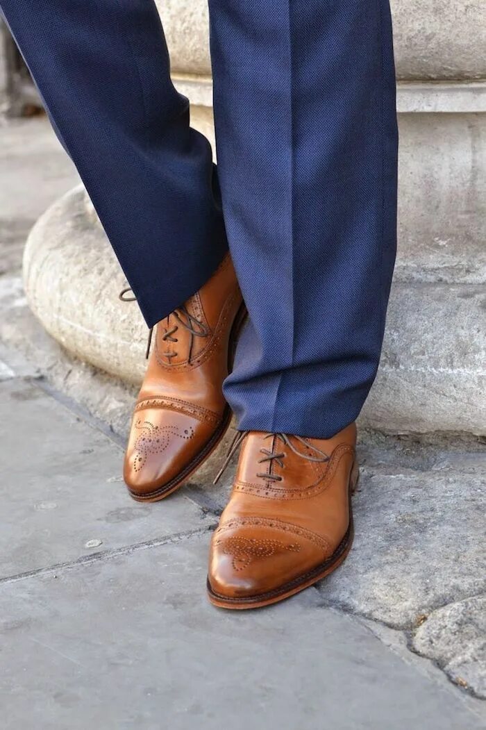 Под коричневые туфли. Синие брюки и коричневые ботинки. Коричневые туфли мужские. Синие брюки с коричневыми туфлями. Туфли под костюм мужские.