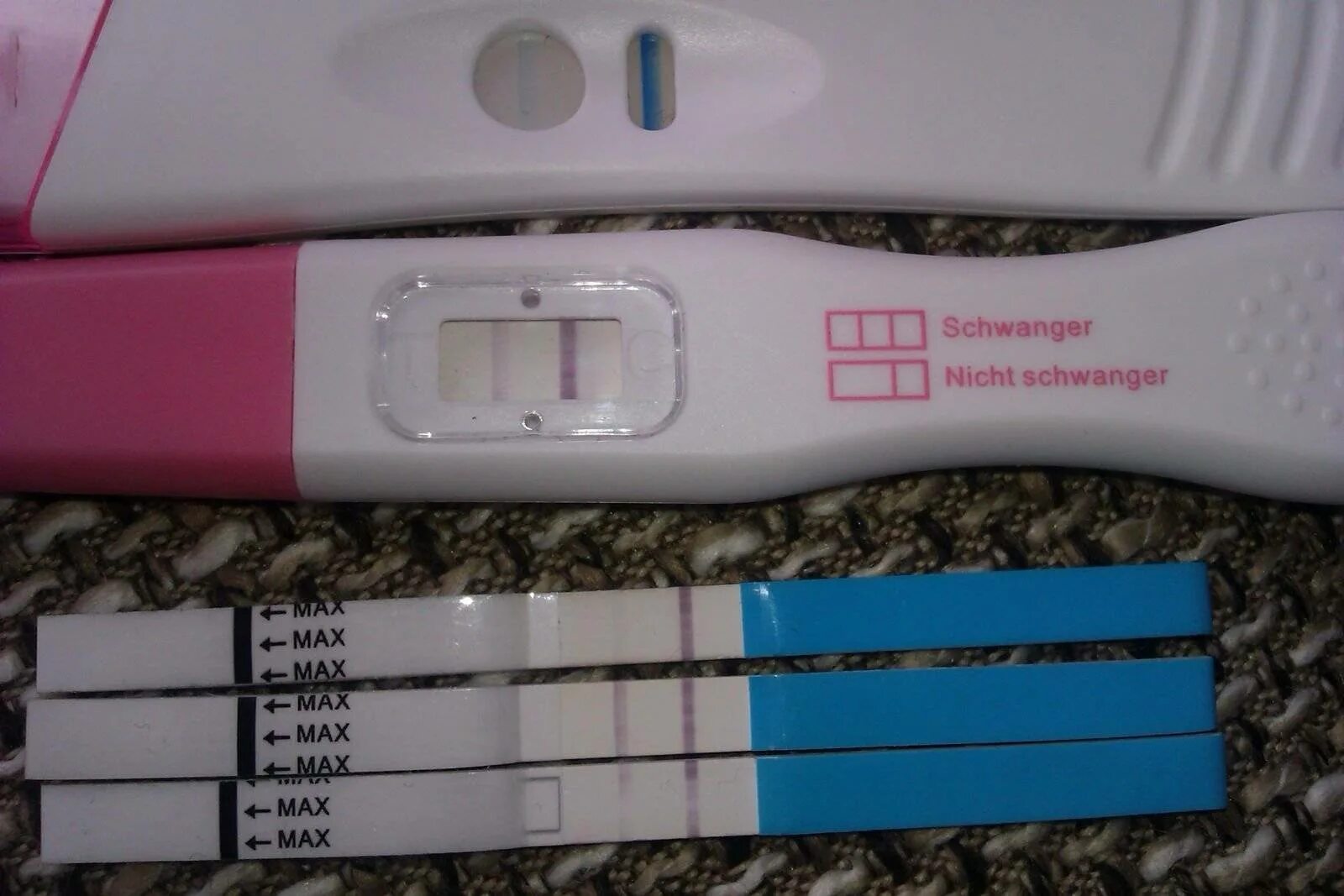 Признаки есть тест отрицательный. Тест на беременность 1 и на 2 день задержки. Положительный тест на беременность 1 день задержки. Струйные тесты на беременность на ранних сроках до задержки. Femitest тест на беременность 1 тест.