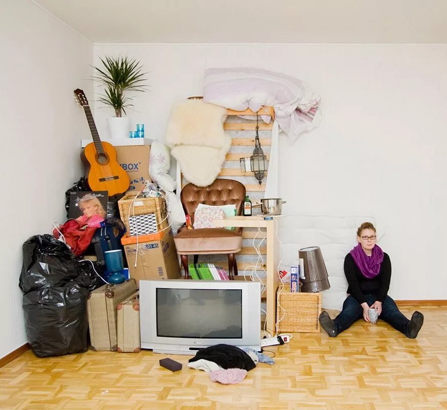 Жить в квартире номер 13. Хлам в квартире. Ненужные вещи в квартире. Много вещей в квартире. Комната заваленная мебелью.