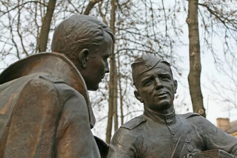 Памятник теркину в смоленске. Памятник Василию Теркину в Смоленске. Памятник Александру Твардовскому и Василию Теркину в Смоленске.