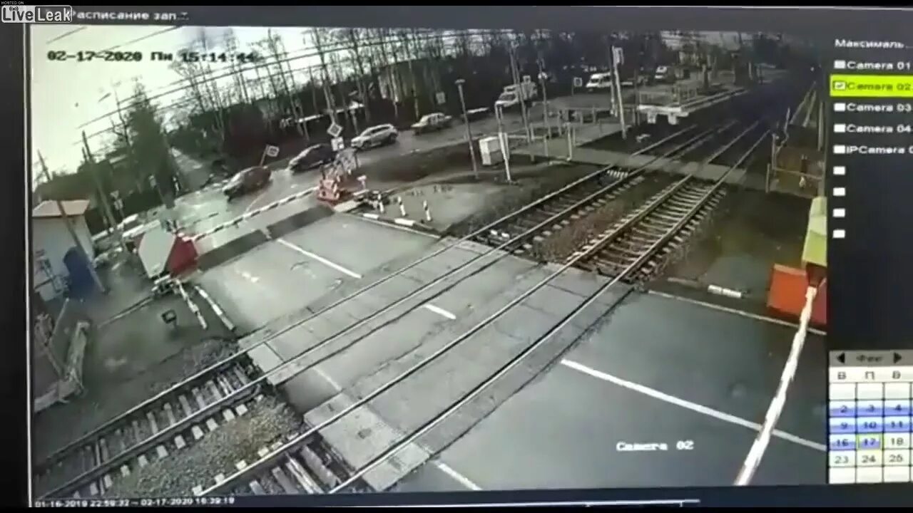 Электричка сбила человека. Попал под поезд санкт-петербург. Попал под поезд петербург. Мальчик попал под поезд в санкт-петербурге. Электричка в санкт петербурге сбила человека.