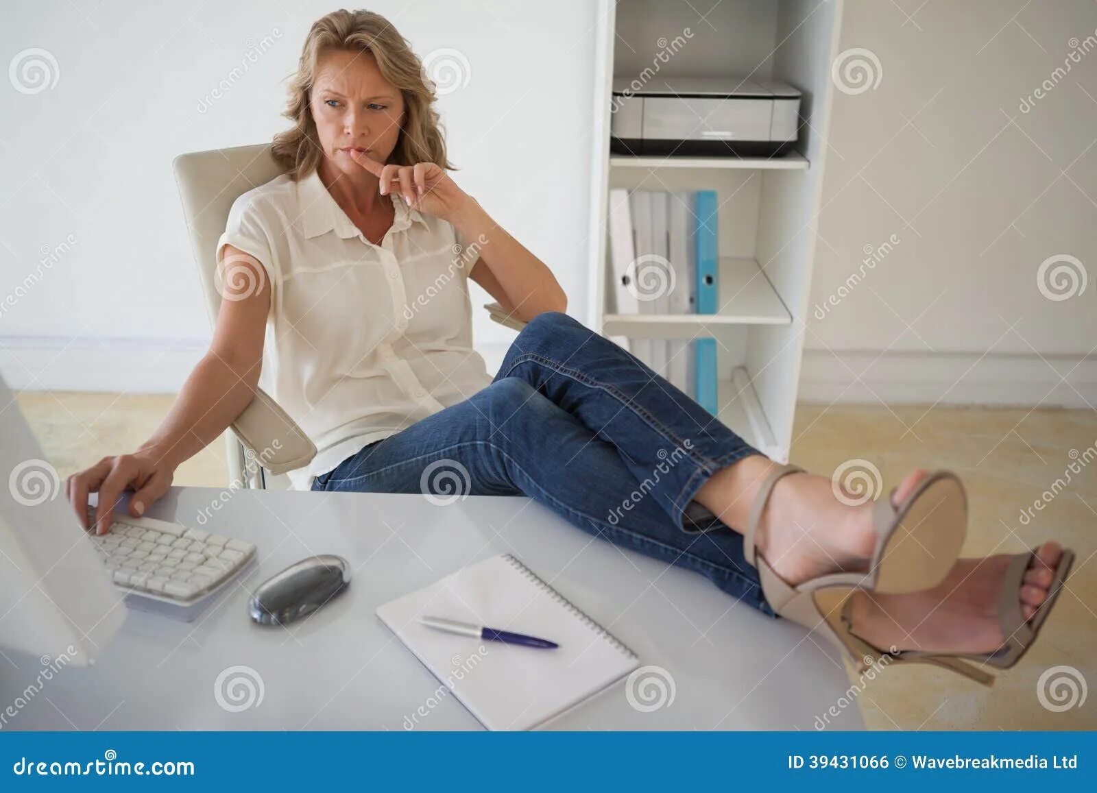 Мужские ноги на диване. Ногами работает видео. Ноги на шпильках. Бритни спирс feet. Туфли под столом.