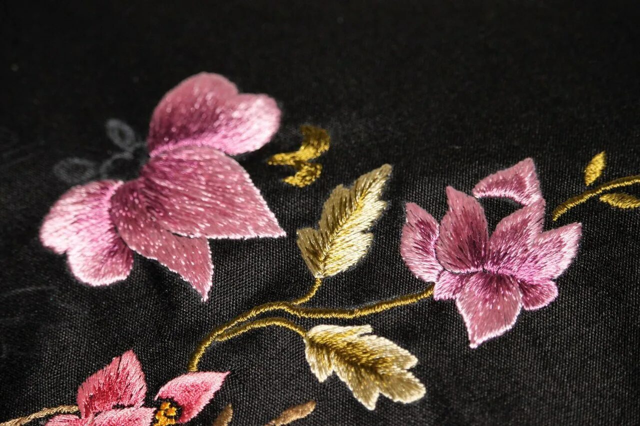 вышивка атласной гладью. гладью дорожки. салфетки вышитые гладью. бразильская вышивка ришелье. вышитые скатерти гладью.