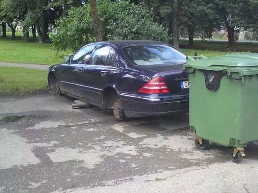 Бмв в мусорке. Бмв помойка. Bmw в мусорке мерседес в особняке. Бмв в мусорке. Бмв в мусорке.