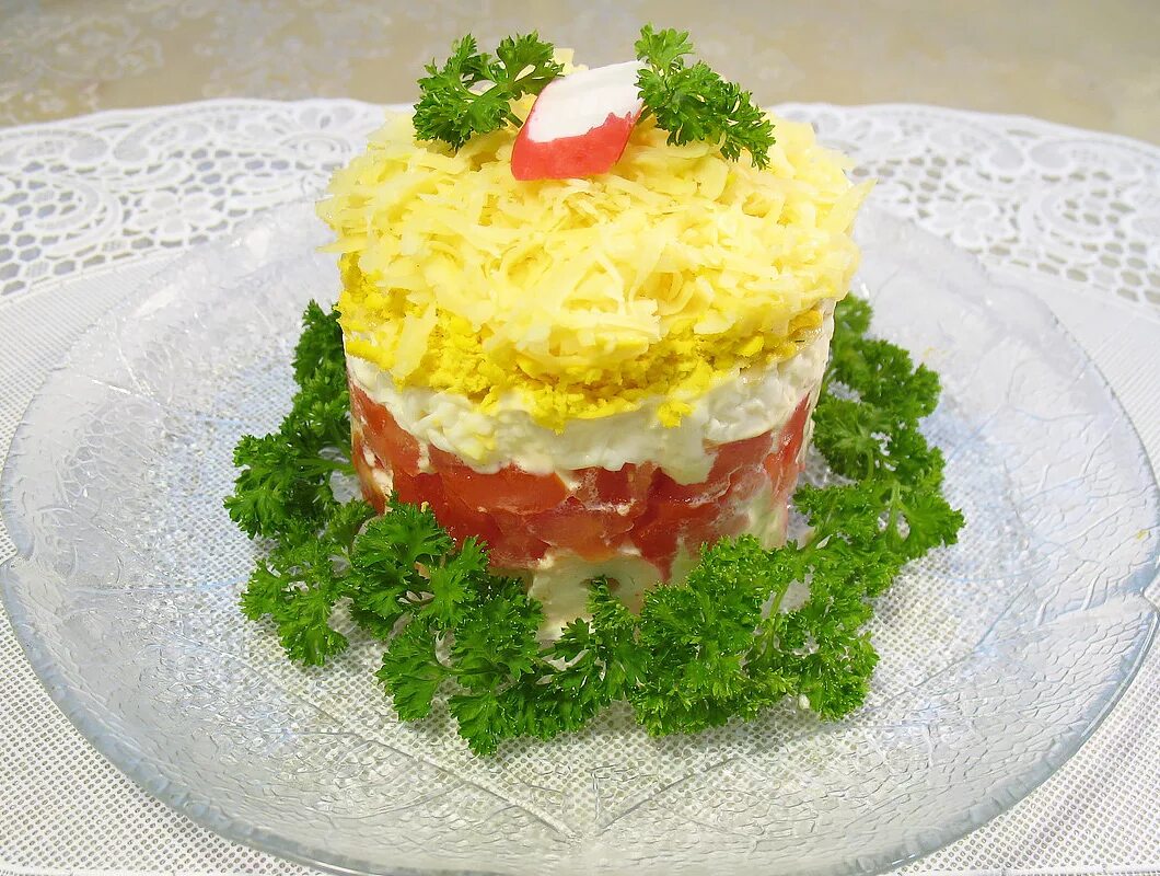 крабовый салаттрецепт. слоеный салат неженка с крабовыми палочками. салат с крабовыми палочками слоями. салат нарцисс. салат неженка с крабовыми палочками.