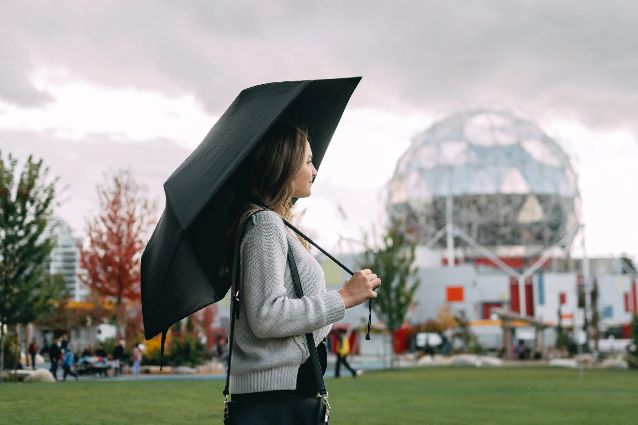 You take an umbrella today. Мужчина с зонтом. Take an Umbrella. Зонт передаю.