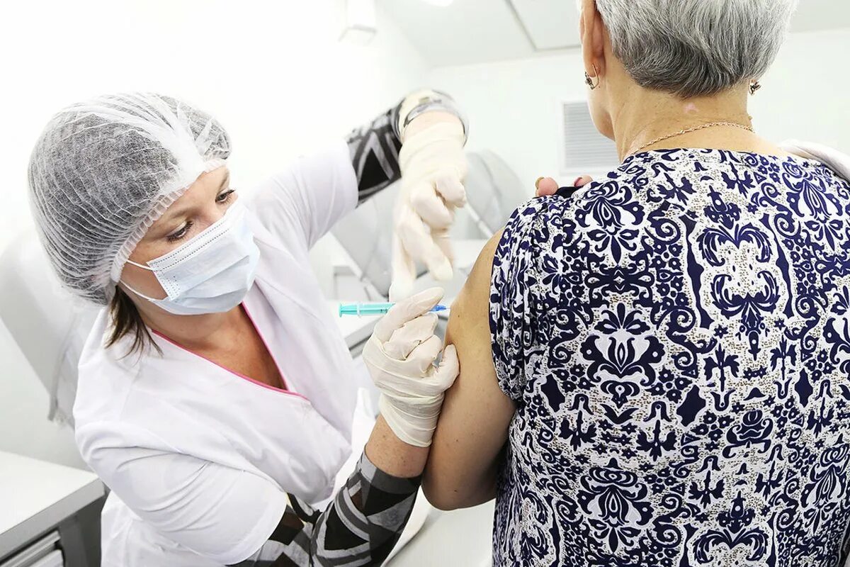 О прививке от коронавируса. Делают прививку. Вакцинация. Вакцина фото. Вакцинация пожилых.