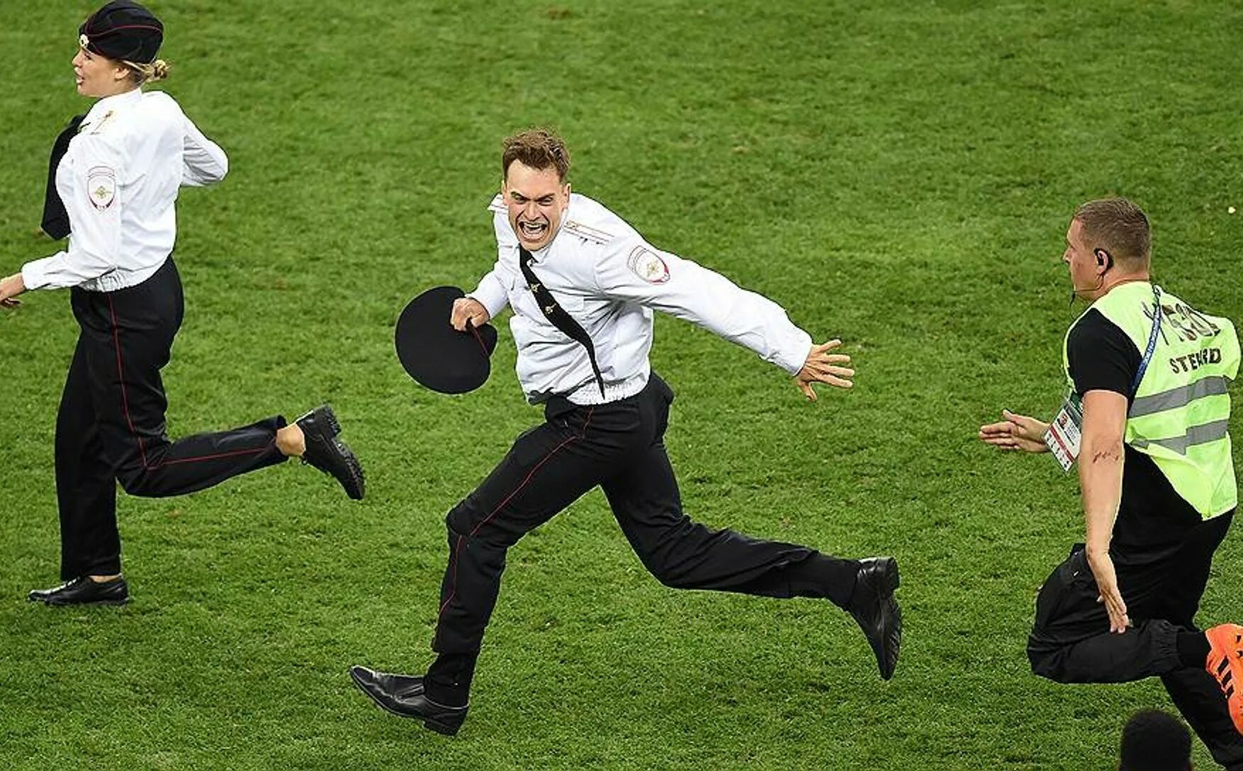 Кенси волански фтнал лири че пионов. Увидеть выбежать. Кинси волански ливерпуль тоттенхэм. Никульшина вероника выбежала на поле. Ирландская болельщица голой выбежала на поле.