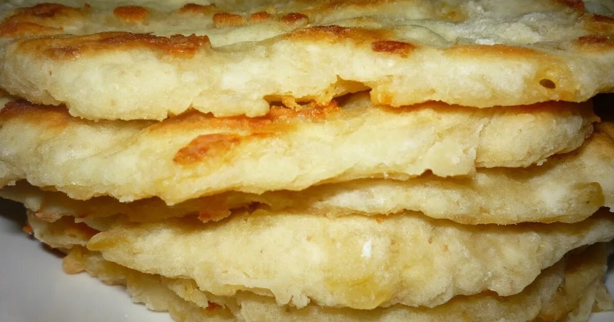 Лепешки из картофельного теста. Юка татарская лепешка. картофельно сырные лепешки. татарская лепешка с сыром. сырные лепешки с зеленью.