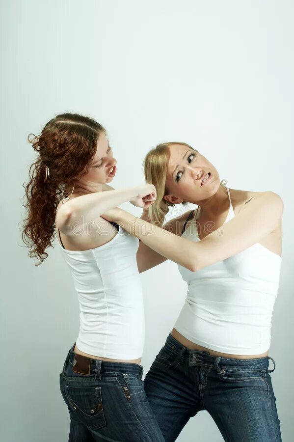 Две девушки дерутся. Две женщины ругаются. Драка между девушками. Девушку таскают за волосы. Драка между девушками.
