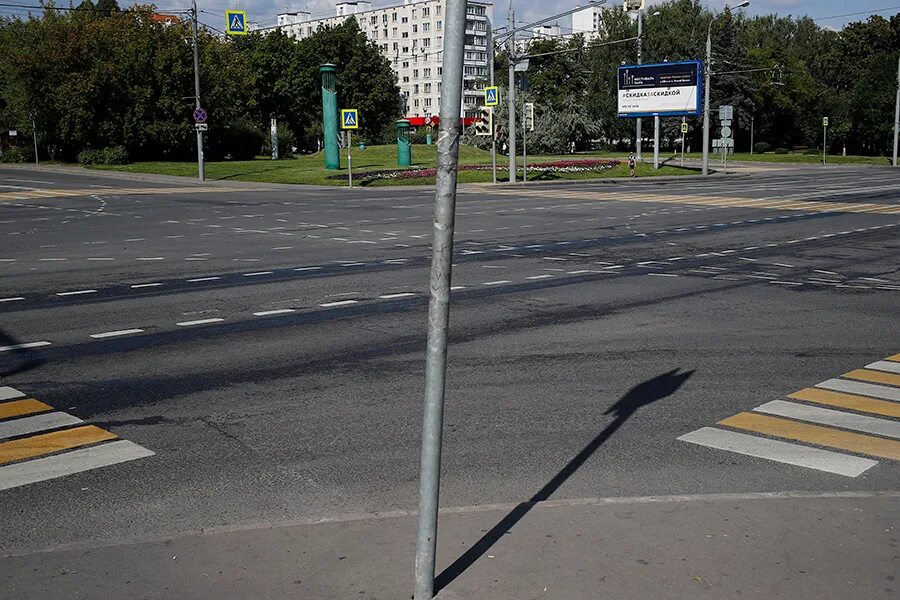 Почему не показывают улицу. Стенд на разрытие в городе.