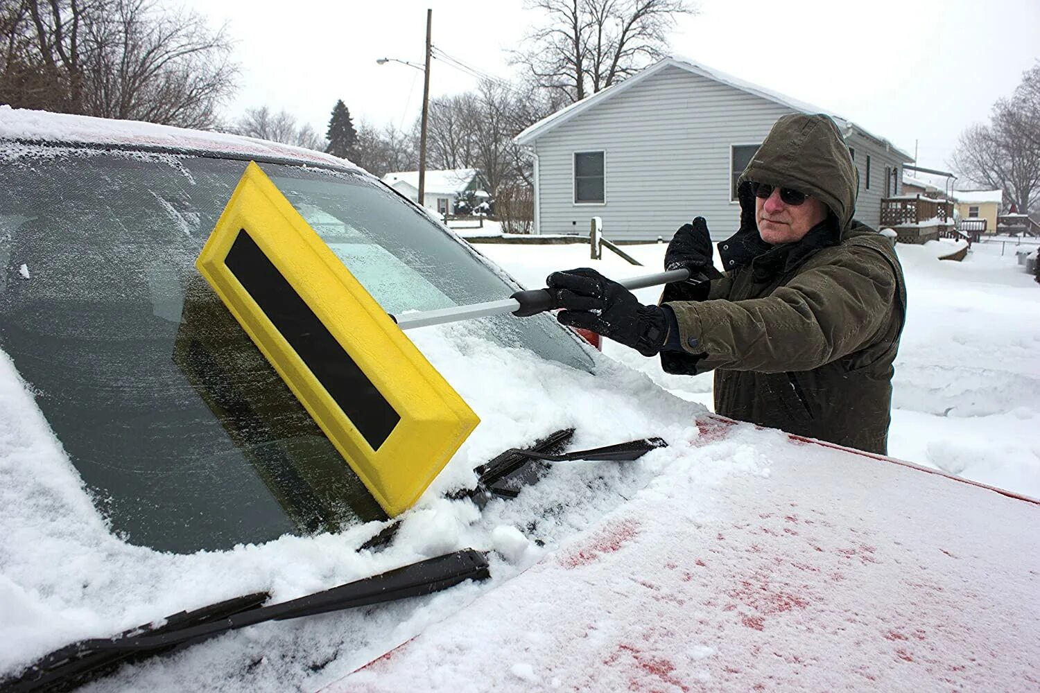 Очиститься снега. Очистка машины от снега. Машина с автоматическим отряхиванием от снега. Машина очищающая снег. Наледь на машине.