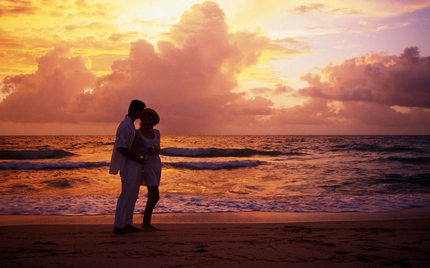 Влюбленные на берегу моря. Двое на закате у моря. Романтичный закат. Пара на берегу моря.