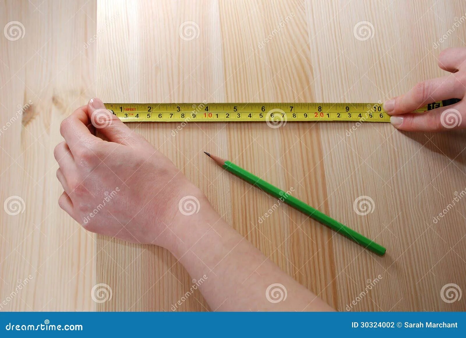 Рулетка строительная. Плотник меряет деталь. Заготовки для замеров дверей. Мужчина с фанерой. Фанера рабочий.