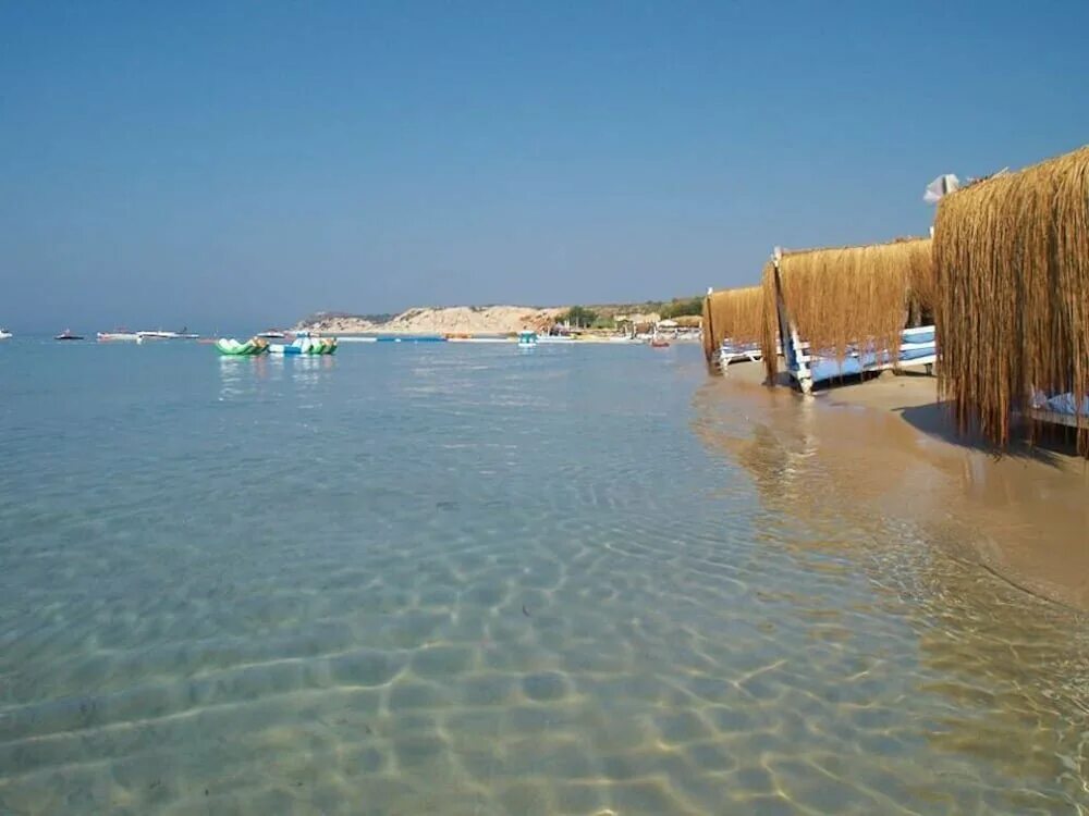 Med cesme в реальном времени. Алтынкум Чешме. Пляж Алтынкум Чешме. Beach Club Чешме. Турецкие Мальдивы район Чешме.