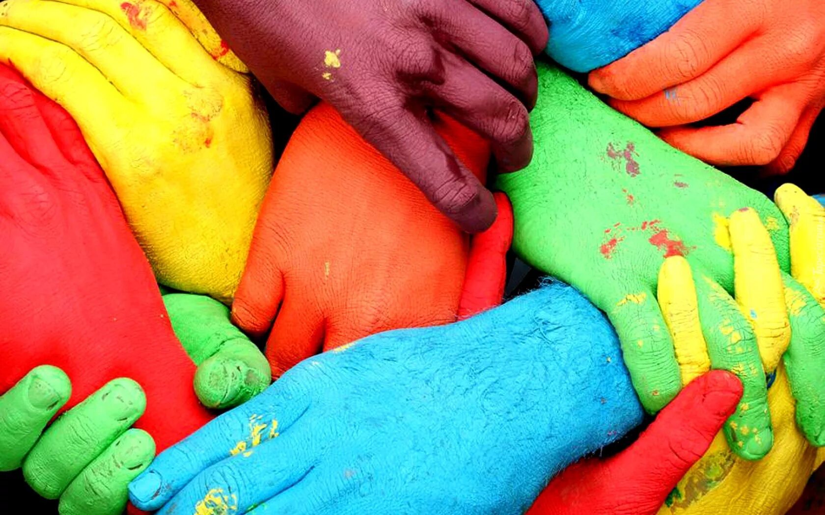All hands the colours high. Разноцветные ладони. Цветные руки. Разноцветные руки детей. Много разноцветных рук.