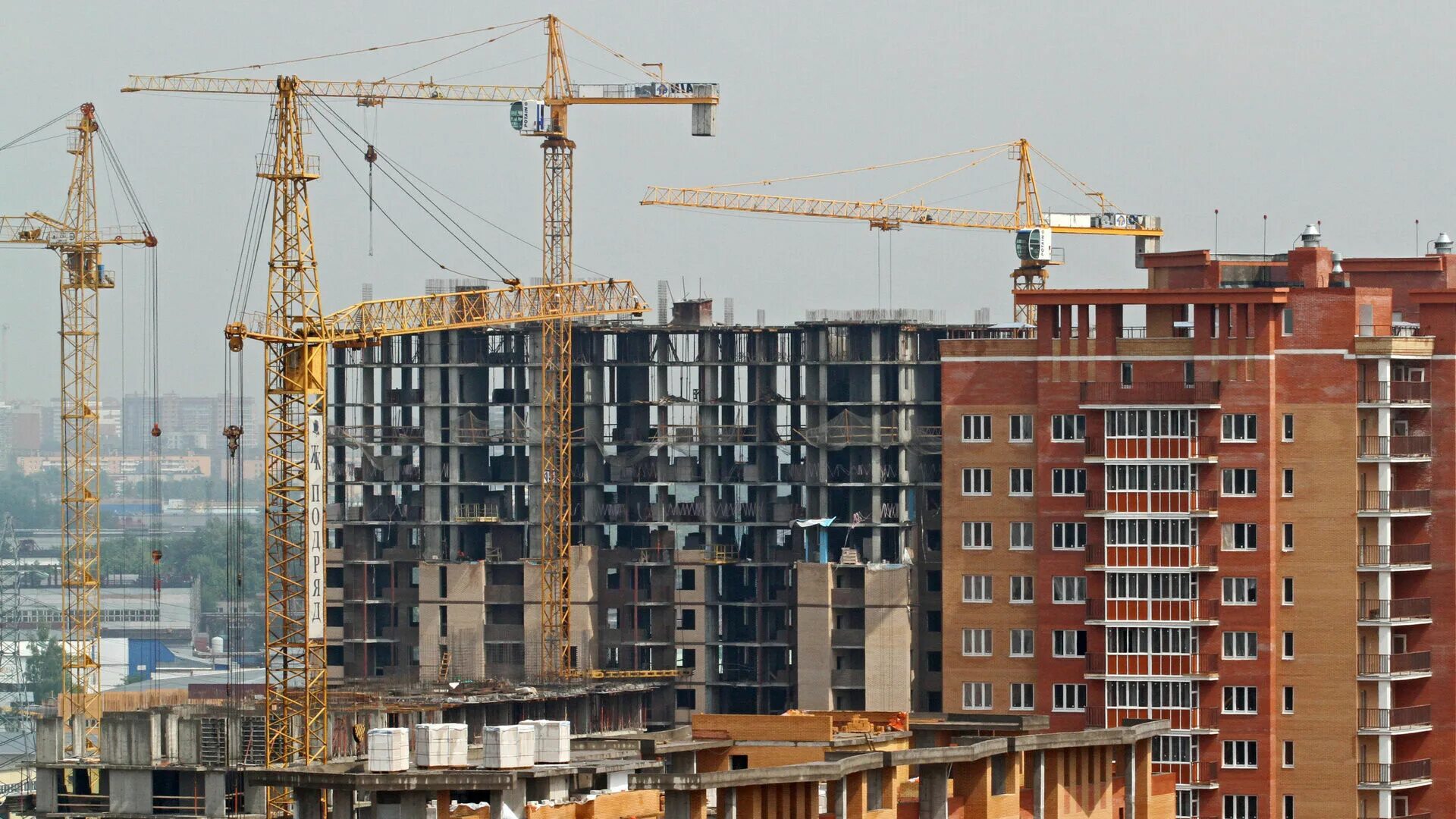 Строящийся дом. Стройка в городе. Крупные застройщики жилья. Строящийся многоэтажный дом. Жк авиатор иркутск новый город.