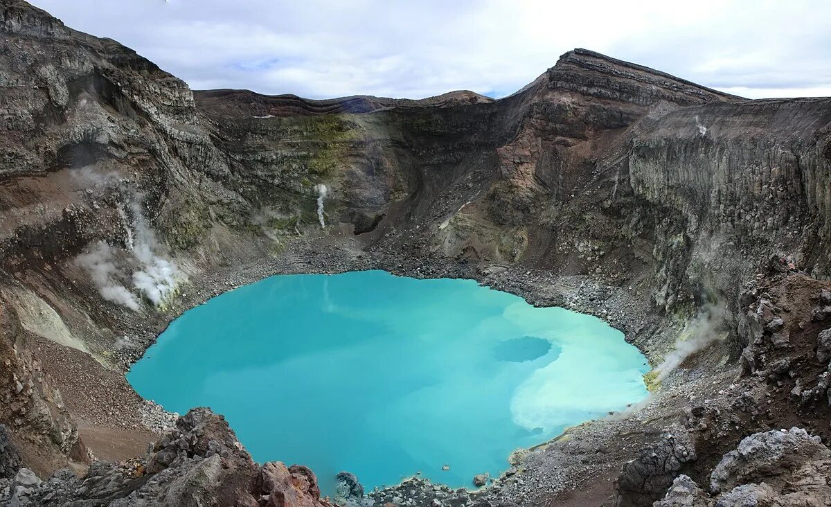 Озеро в вулкане камчатки. Вулкан Горелый озеро. Голубое озеро в кратере вулкана Горелый. Озеро в кальдере вулкана Горелый. Кратер вулкана Горелый.