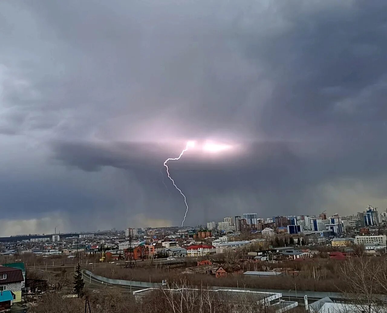 Прогноз сегодня барнаул. Гроза в барнауле. гроза фото. гроза в россии. гроза 2025.