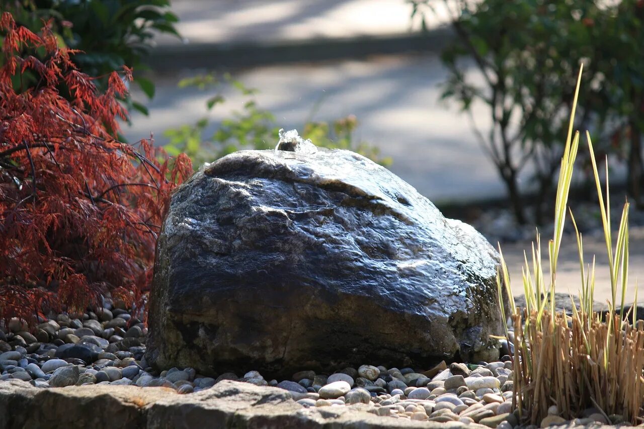 Песни камень и вода. Фонтан камень. Фонтан из камня. Каменный источник. Фонтанчик из камней.