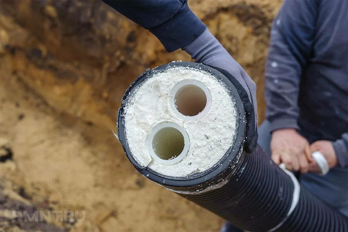 Трубы для водопровода под землей. Теплоизоляция для труб ПНД 32 В земле. Теплоизоляция наружного водопровода 20мм. Утепленная канализационная труба Uponor. Изоляция для теплосетей ПНД 32 мм.