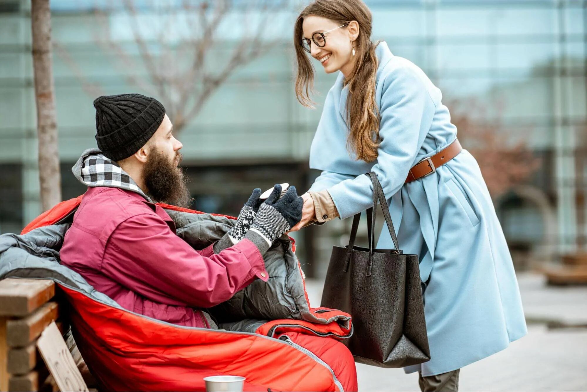 Buys homeless men. Женщина помогла бездомному. Помог бездомной девушке. Девушка помогает.