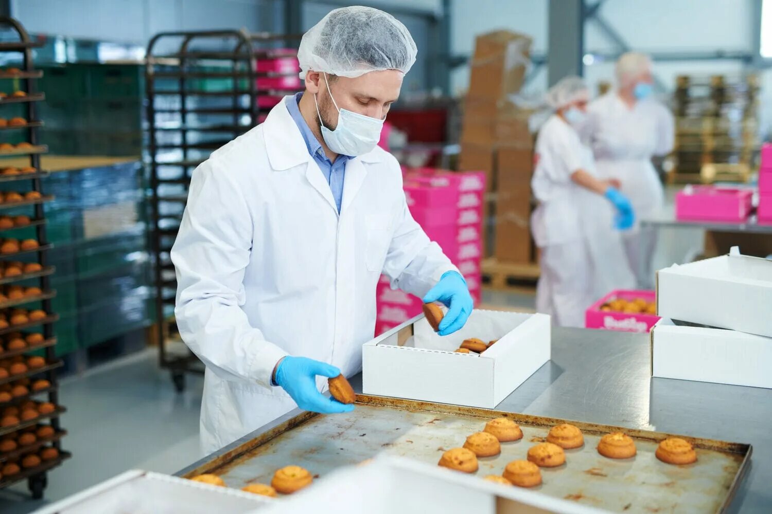 Оператор линии в производстве пищевой продукции. Специалист по контролю пищевой продукции. Специалист по контролю пищевой продукции. Контроль качества пищевой продукции. Специалист по контролю пищевой продукции.
