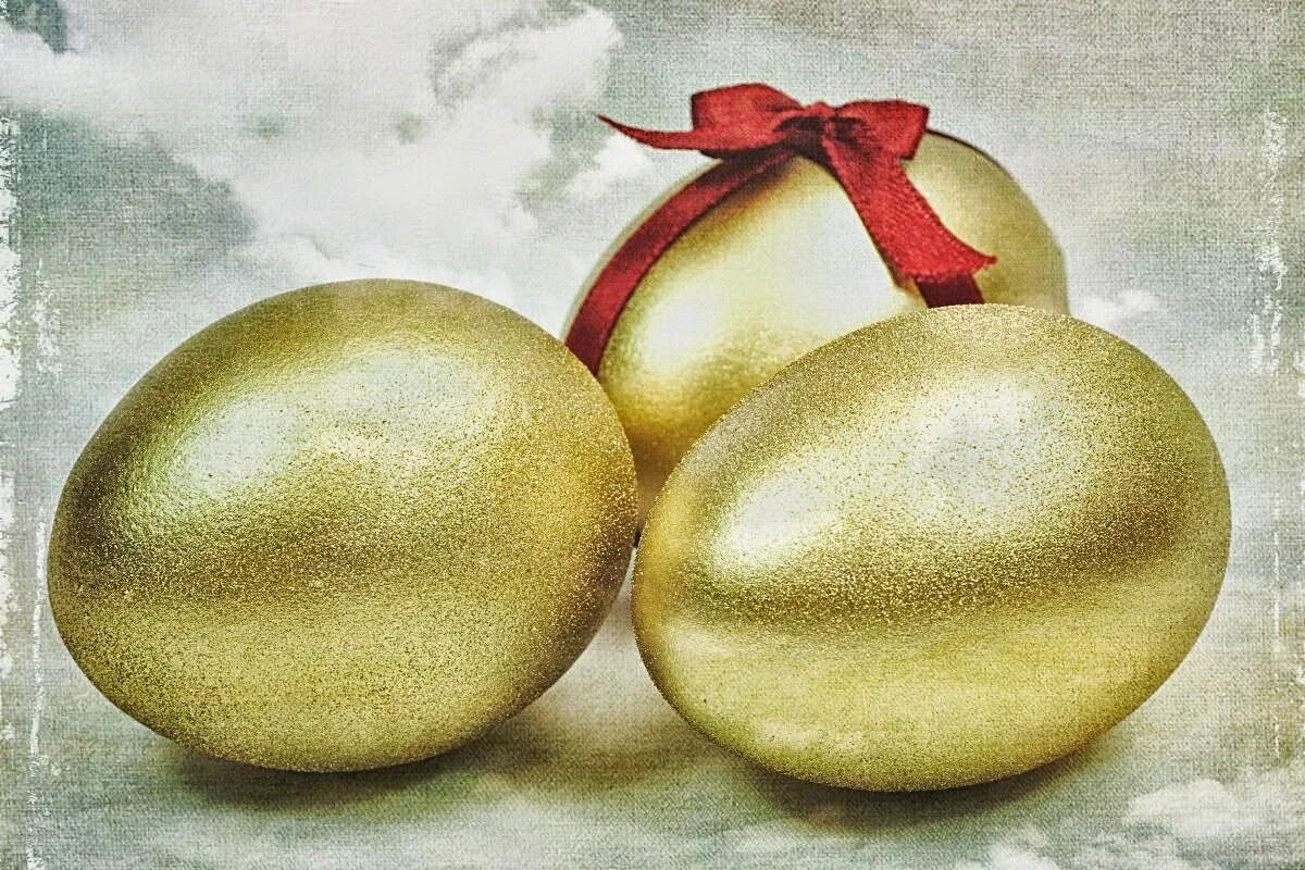 Третье яичко. Золотое яйцо. Золотые яйца на Пасху. Три пасхальных яйца. Золотое яичко пасхальное.