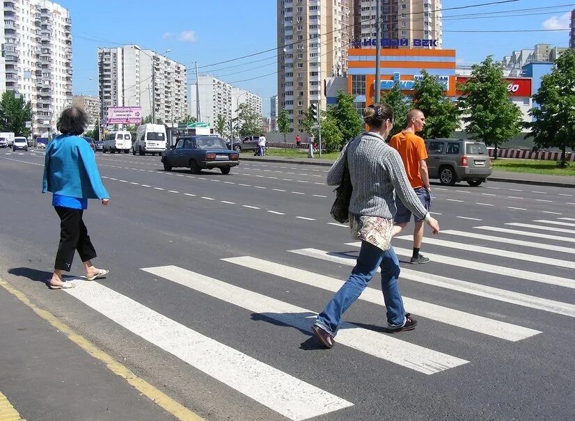 Пешеходами идут переходы