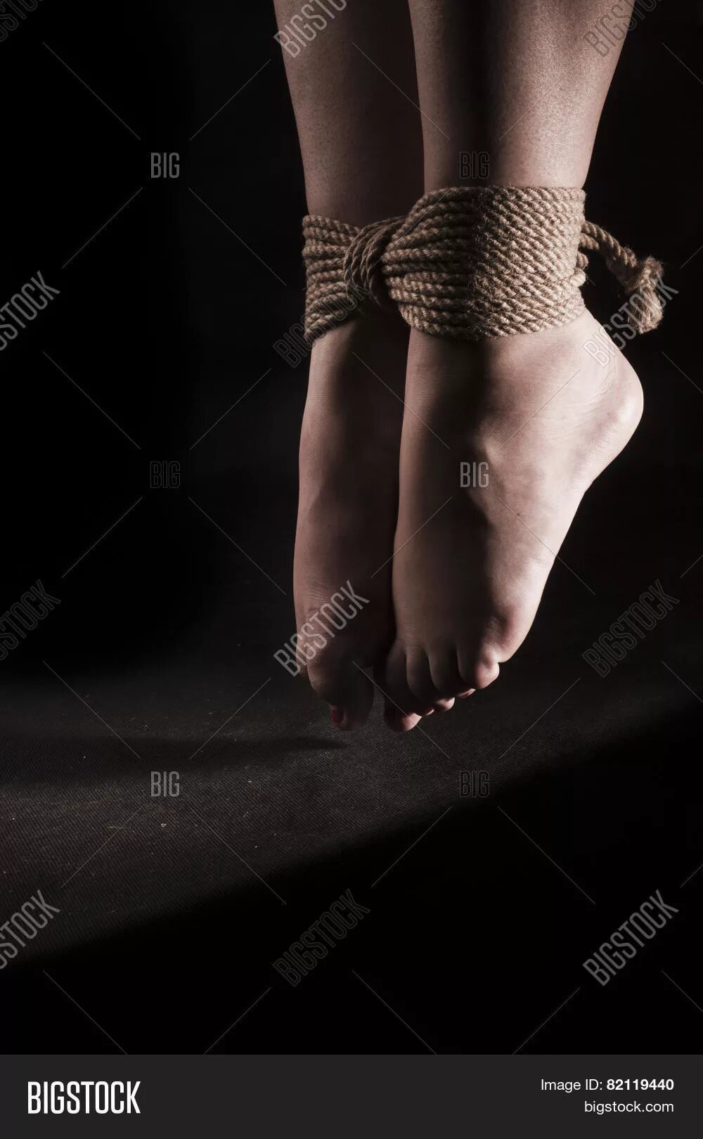 Связали худую девушку