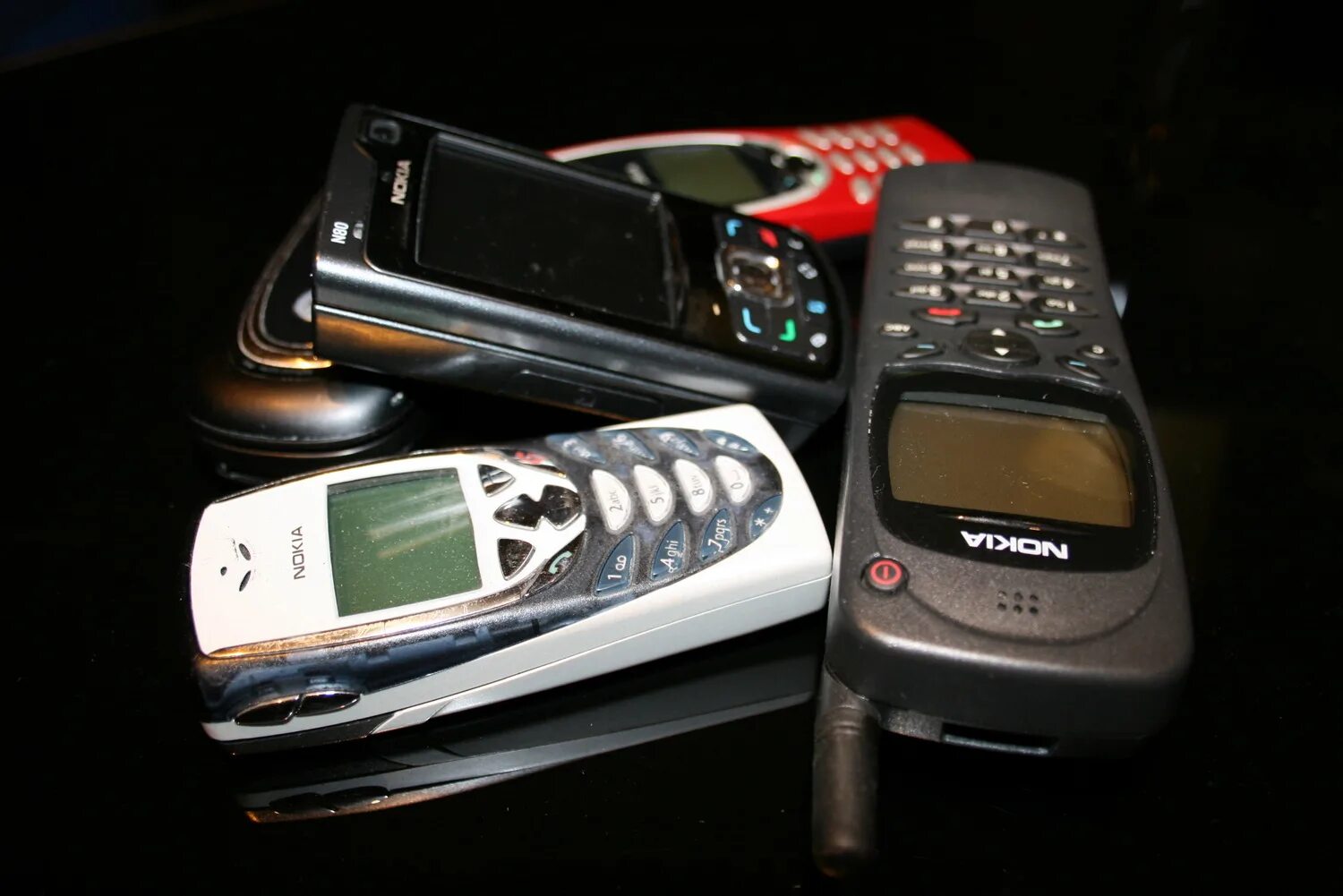 Где найти старый телефон. Старые Сотовые. Старые смартфоны. Самый старый телефон. Старинные Сотовые телефоны.