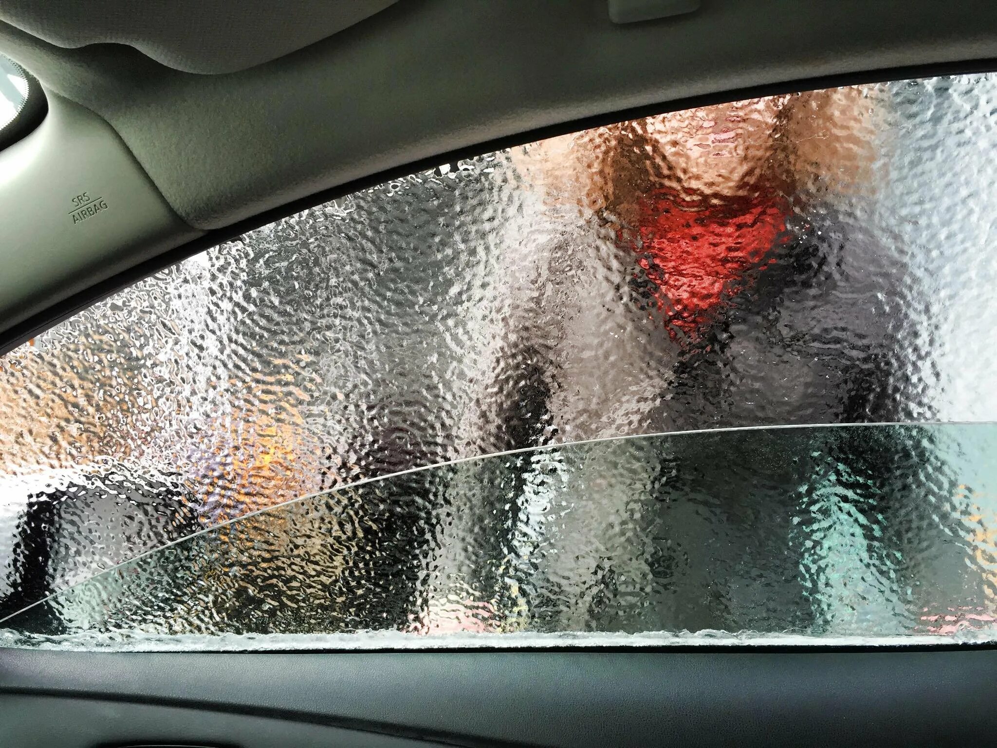 Запотевает стекло в дождь. Лед на стекле автомобиля. Запотевшее стекло в машине. Наледь на стекле автомобиля. Обледенелое стекло машины.