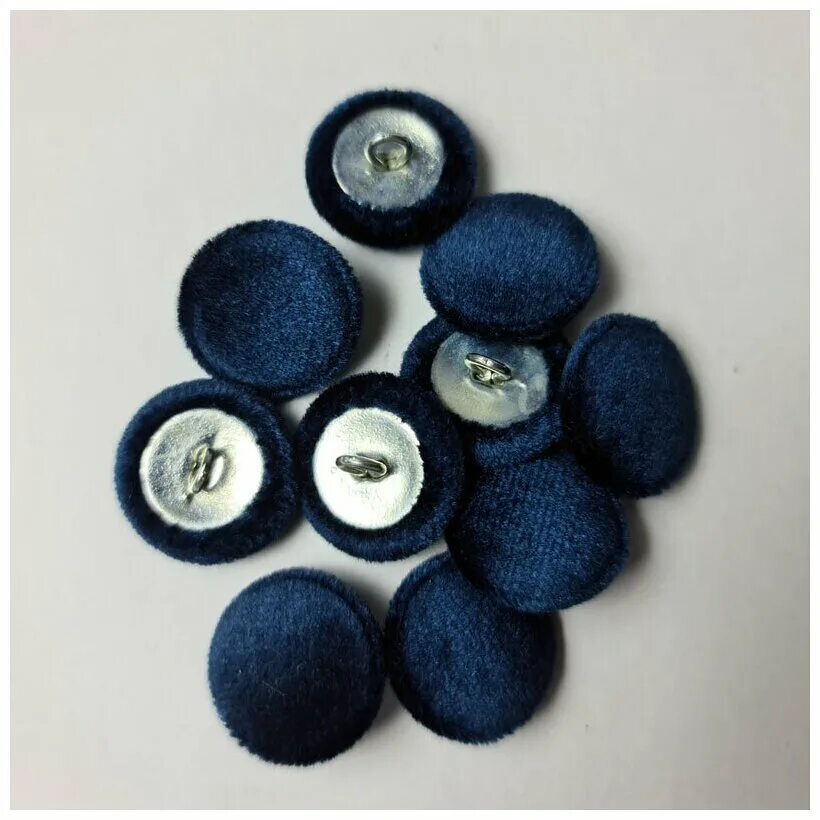обтяжные пуговицы. пуговица обтянутая тканью. обтяжка пуговиц тканью. пуговицы под обтяжку тканью. пуговицы обтянутые тканью.