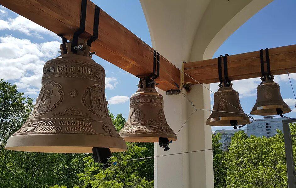 Гончарная школа колокол воронеж. Храм с колоколами. Мастерская колокол москва. Студия колокол москва. Колокола литэкс.