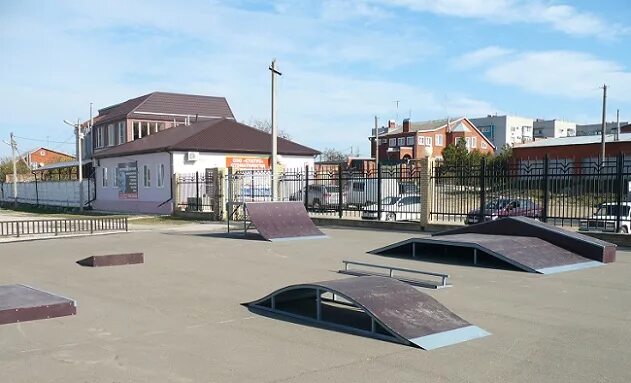 Стекло темрюк. Темрюк центральный парк. темрюк скейт парк в темрюке. парк пушкина темрюк. скейт парк в темрюке краснодарский край.