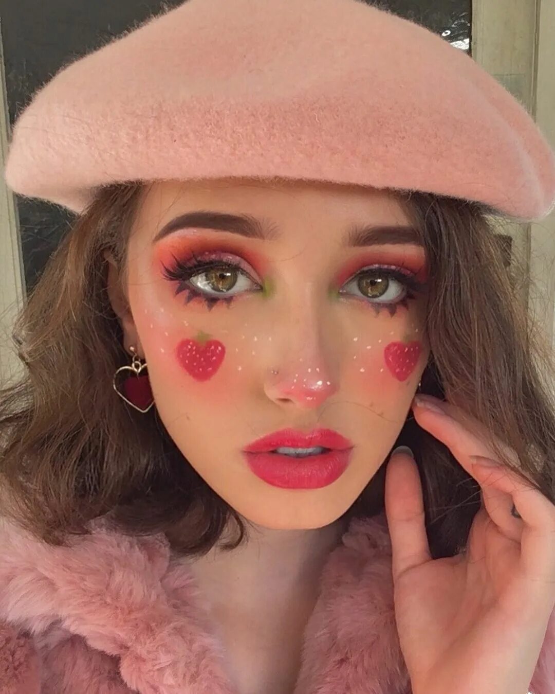 Strawberry makeup. Фруктовый макияж глаз. Грим клубника. Макияж с фруктами. Strawberry makeup.